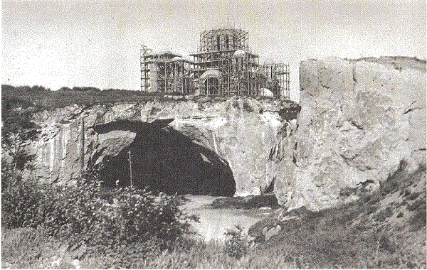 crkva sverog mark u izgradnji pogled sa strane pećina