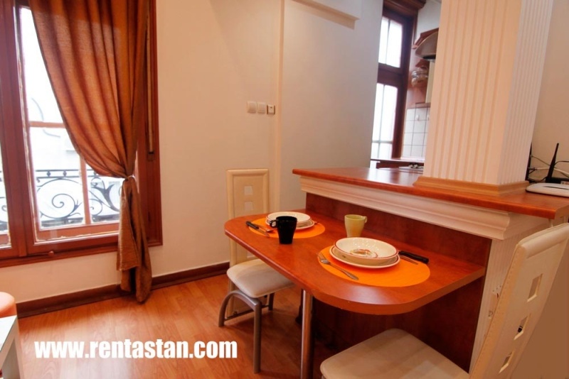 Apartment for a day near Republic Square - dining table